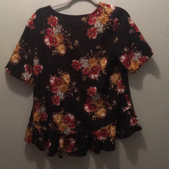 Black flowered short sleeve top. - Picture 2 of 3